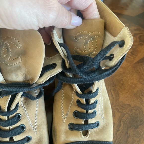 CHANEL beige/black suede bootie - Picture 14 of 14